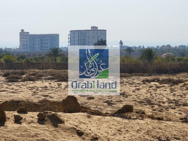 ارض بها قصر للبيع بالغرود الشمالية واجهة مميزة